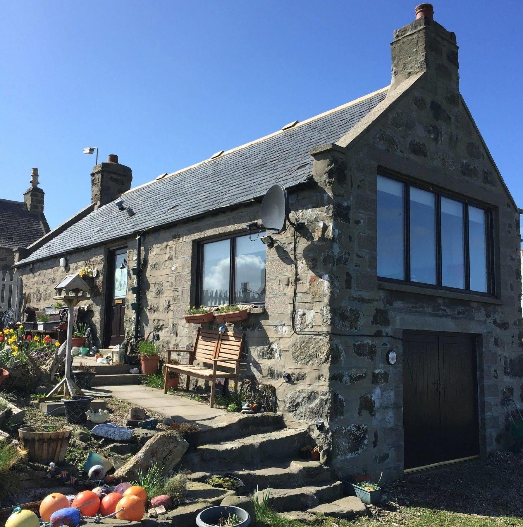 Pew With A View - Seafront Cottages Rosehearty Exteriör bild